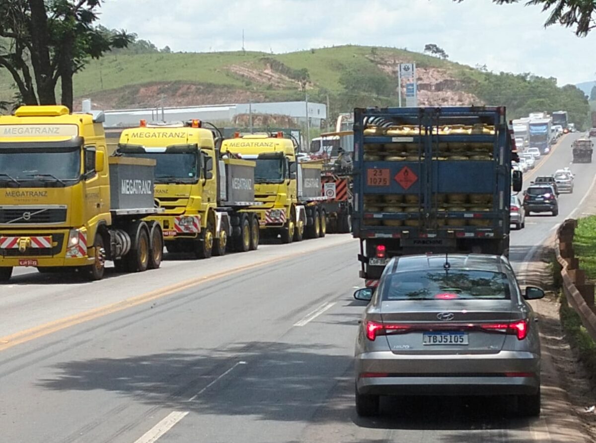 Transporte de carga especial avança pela BR-040 e comboio segue rumo a Conselheiro Lafaiete