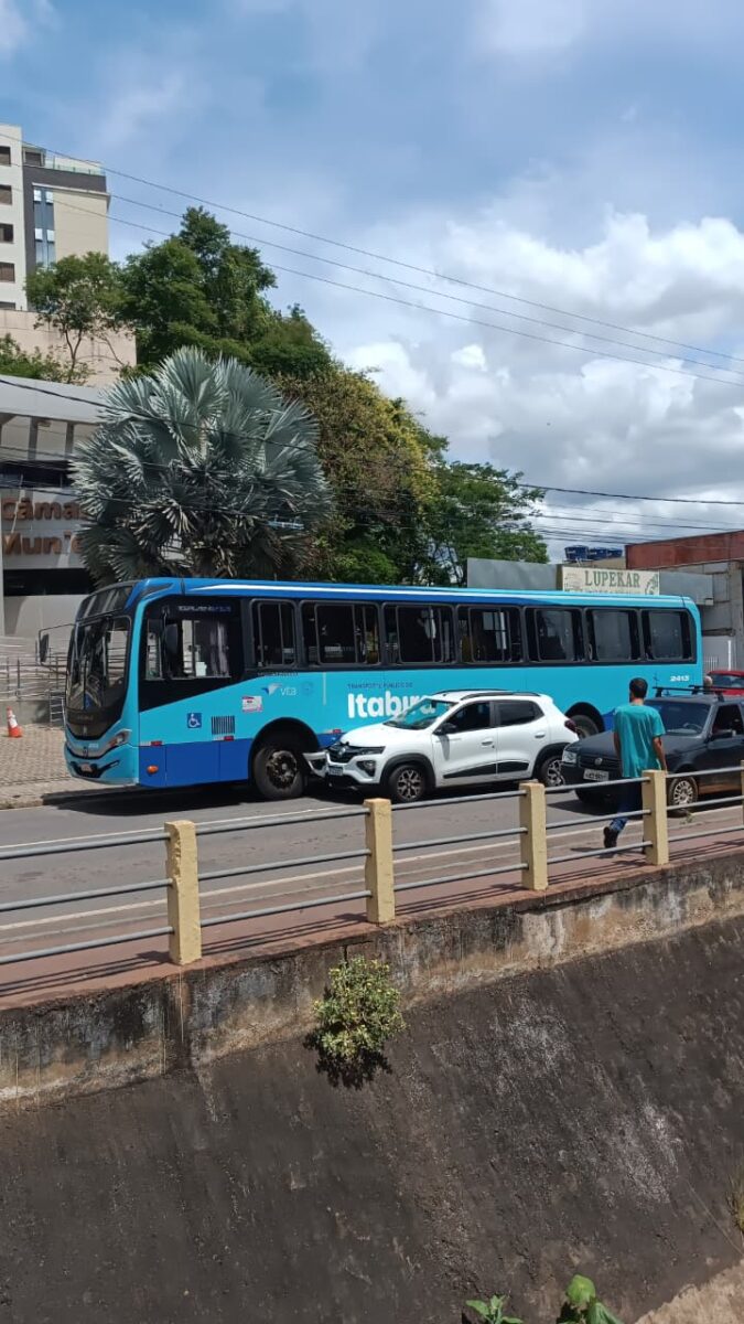 Acidente entre carro e ônibus complica o trânsito na avenida Carlos Drummond de Andrade, no Centro de Itabira