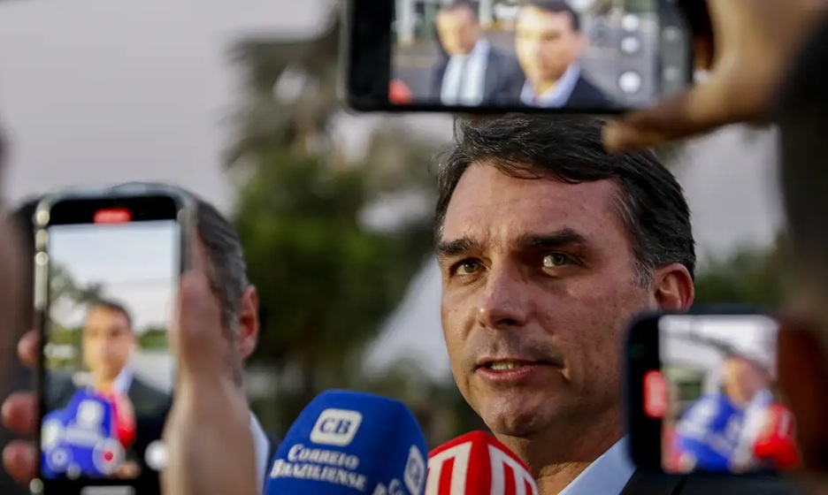 Alexandre de Moraes autoriza visita de filhos de Bolsonaro na Polícia Federal