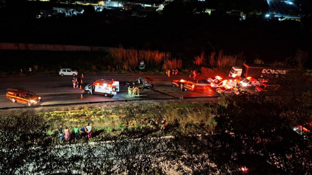 Colisão frontal deixa uma mulher morta e seis feridos na MG-424