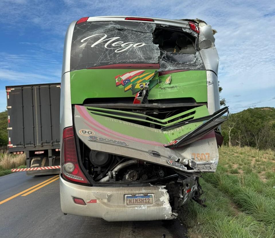 Colisão entre dois ônibus deixa três feridos e motorista preso às ferragens na BR-251