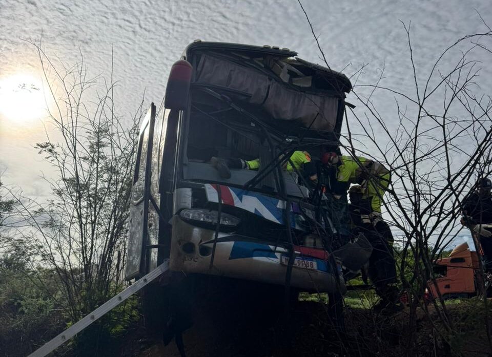 Colisão entre dois ônibus deixa três feridos e motorista preso às ferragens na BR-251