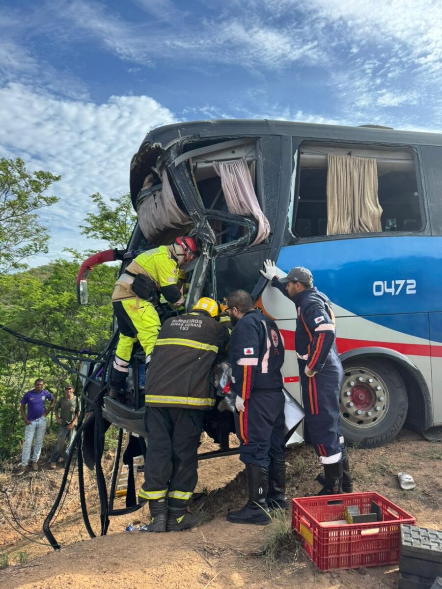 Colisão entre dois ônibus deixa três feridos e motorista preso às ferragens na BR-251