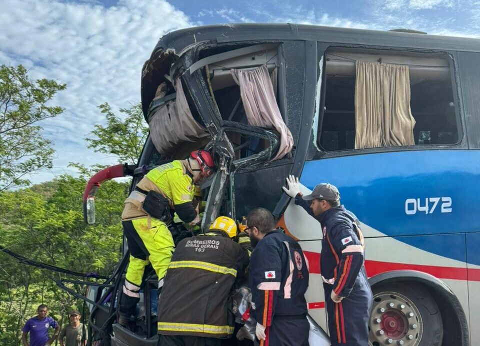 Colisão entre dois ônibus deixa três feridos e motorista preso às ferragens na BR-251