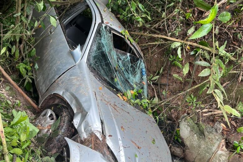 Carro cai em ribanceira na BR-381, duas pessoas se ferem