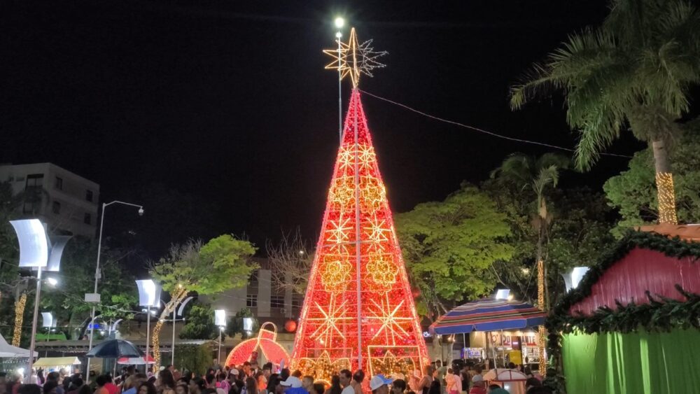 Natal Pontos de Luz: iluminação colorida e trabalho com crochê marcam o início das festas de fim de ano em Itabira