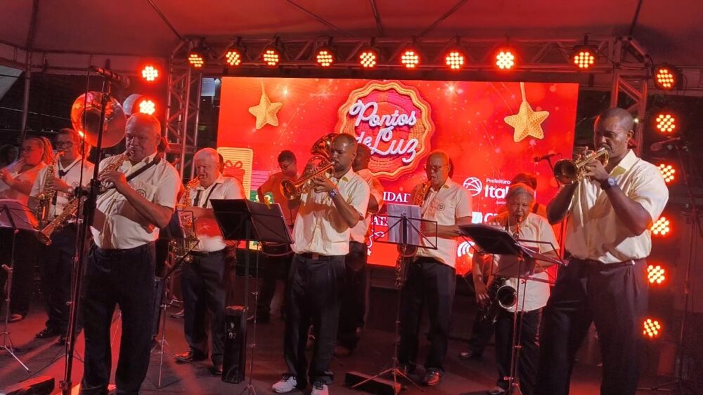Natal Pontos de Luz: iluminação colorida e trabalho com crochê marcam o início das festas de fim de ano em Itabira