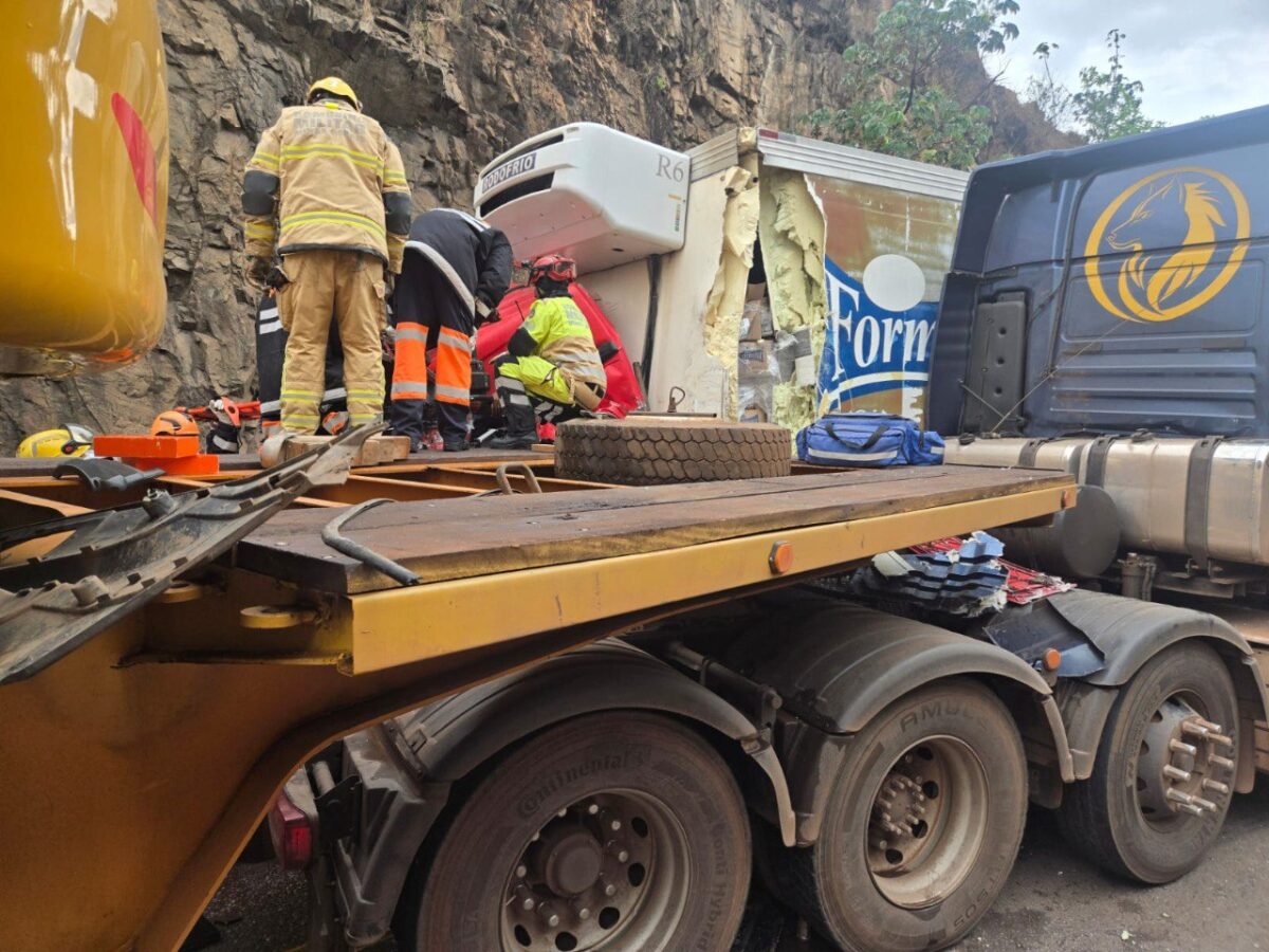 Homem fica preso às ferragens após colisão entre caminhões na BR-381, em Caeté