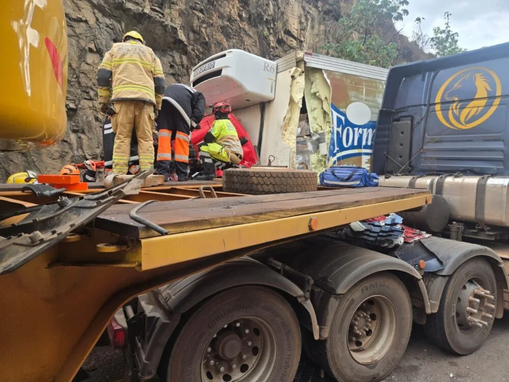Homem fica preso às ferragens após colisão entre caminhões na BR-381, em Sabará