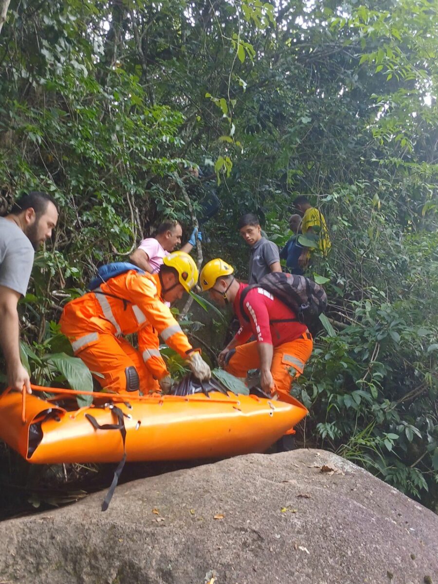 Bombeiros encontram corpo de homem que morreu ao tentar salvar filha em cachoeira de Passa Quatro