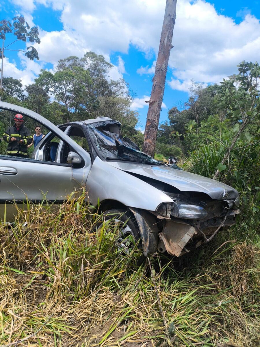 Jovem fica preso às ferragens após carro bater em árvore na MGC-265
