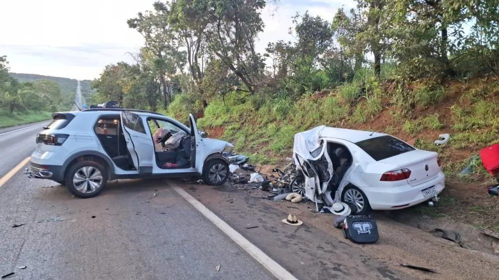 Colisão frontal na BR-040 deixa cinco mortos, incluindo duas crianças, em Paracatu