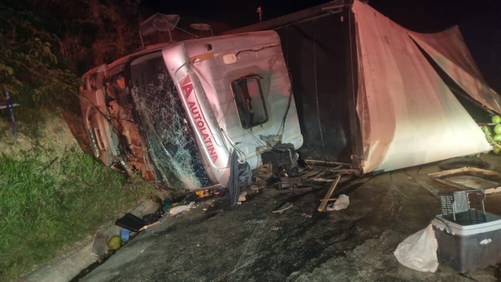 Capotamento de caminhão deixa três feridos na BR-251
