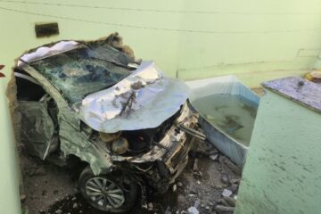 Choque de automóvel contra muro deixa duas pessoas feridas na Região Metropolitana de BH