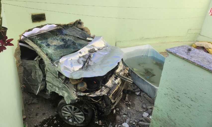 Choque de automóvel contra muro deixa duas pessoas feridas na Região Metropolitana de BH