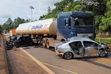 Colisão entre carreta-tanque e quatro carros deixa cinco feridos e interdita BR-356 em Itabirito