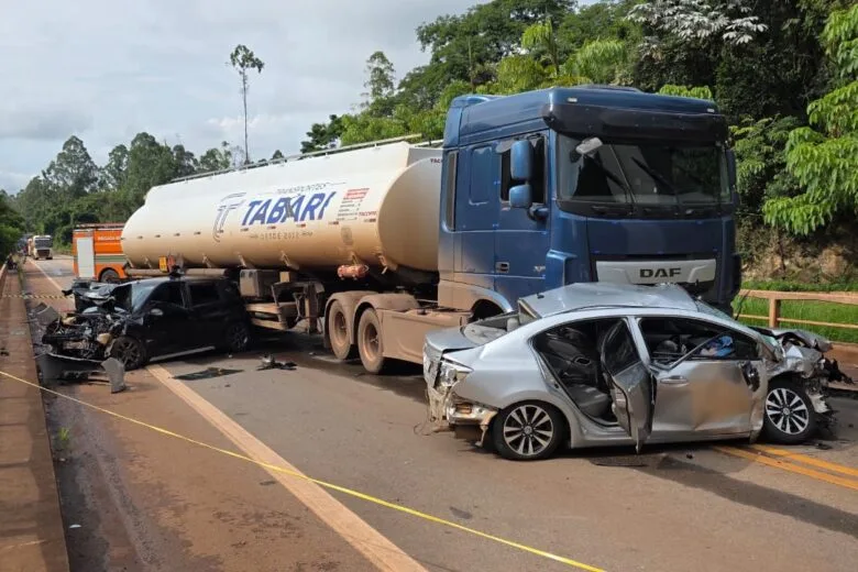 Colisão entre carreta-tanque e quatro carros deixa cinco feridos e interdita BR-356 em Itabirito