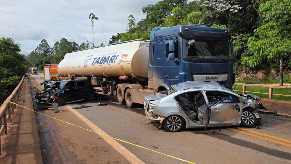 Colisão entre carreta-tanque e quatro carros deixa cinco feridos e interdita BR-356 em Itabirito