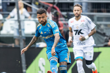 Cruzeiro leva três para o Santos, tem três gols anulados e encerra Brasileirão em terceiro lugar