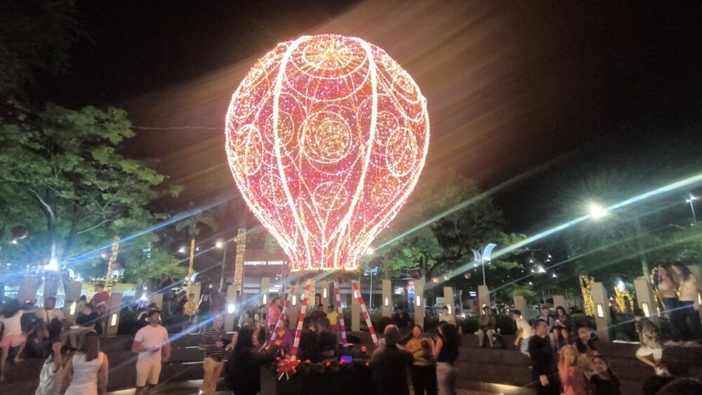 Natal Pontos de Luz: iluminação colorida e trabalho com crochê marcam o início das festas de fim de ano em Itabira