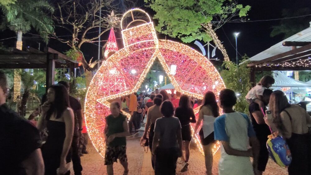 Durante o evento, o prefeito Marco Antônio Lage, destacou o significado do momento e orgulho de ver a cidade celebrando o Natal com identidade própria. “É uma satisfação enorme ver a cidade decorada tão lindamente, especialmente com os adereços criados pelas artesãs itabiranas. É o Natal criativo, feito por mais de 40 artesãs que produziram toda a decoração da praça, que está maravilhosa. Agradeço a cada uma delas e à primeira-dama Raquell Guimarães por idealizar e trabalhar nesse conceito” disse o prefeito. “Aproveitem este Natal para refletir sobre o que fazemos pelo outro, trazer essa luz para dentro de nós e irradiar solidariedade, amizade e justiça. Quando olho para trás, vejo quanto Itabira evoluiu e como hoje temos uma cidade cada vez melhor para viver, com praças e escolas reformadas, saúde ampliada e serviços públicos fortalecidos. Ver esta praça cheia de famílias felizes, celebrando a nossa cidade, é motivo de grande alegria. Acender as luzes do Natal neste clima é celebrar o que somos e o que construímos juntos”, concluiu. Entre os conceitos que moldam o Natal Pontos de Luz, o protagonismo das artesãs itabiranas tem papel essencial. Uma das idealizadoras da proposta, a primeira-dama Raquell Guimarães destacou a força da economia criativa e do trabalho coletivo. “Ver tantas mãos talentosas transformando linhas em arte e enchendo nossa cidade de cor e afeto é emocionante. Esse projeto nasce do desejo de valorizar nossas crocheteiras e fortalecer a economia da nossa cidade”, pontuou Raquell.