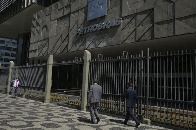 Trabalhadores da Petrobras aprovam greve nacional a partir de segunda-feira(15)