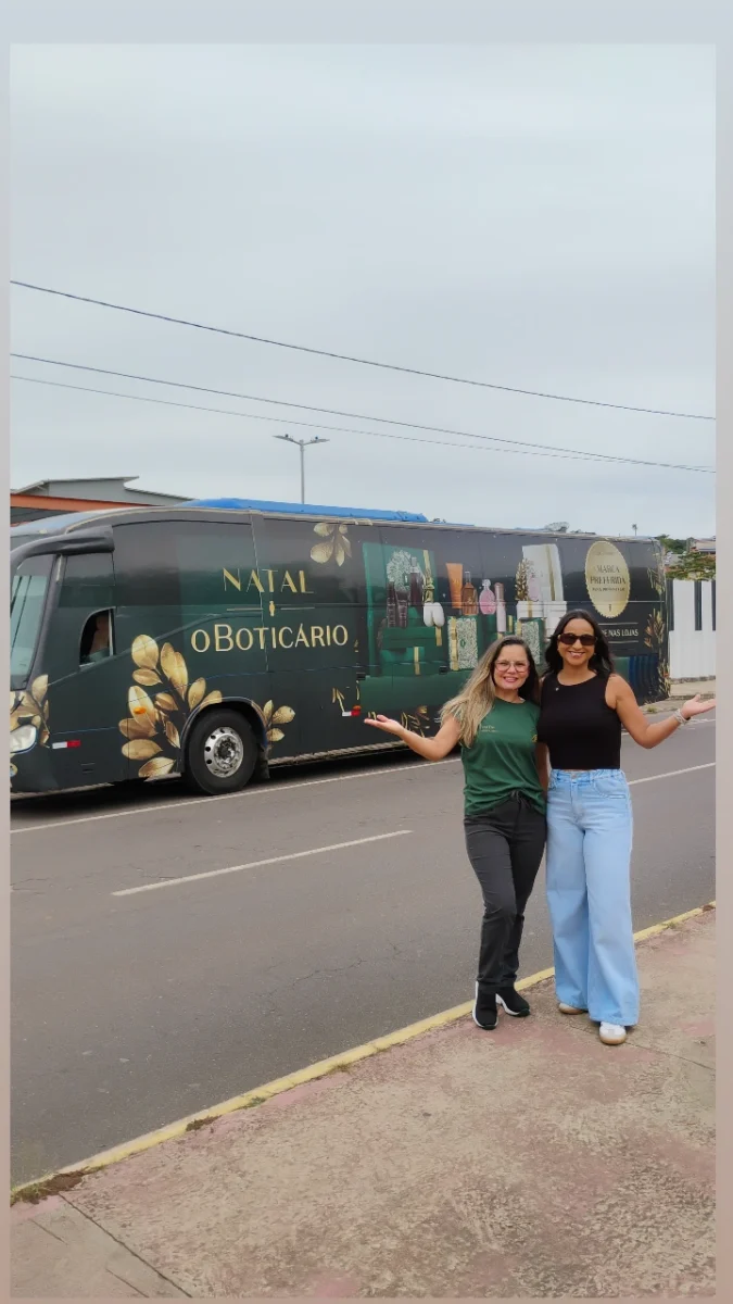 Ônibus itinerante do Boticário percorre Itabira e reforça campanha de Natal com presentes que emocionam; confira