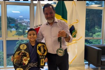 “Hoje o gabinete recebeu um campeão”, diz Marco Antônio Lage ao recepcionar o jovem atleta Joãozinho