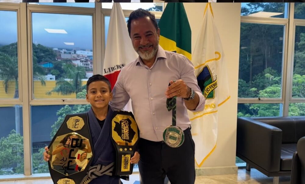 “Hoje o gabinete recebeu um campeão”, diz Marco Antônio Lage ao recepcionar o jovem atleta Joãozinho