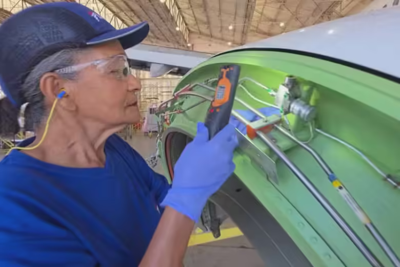 Mulher de 73 anos realiza sonho e se torna mecânica de aviões no interior paulista