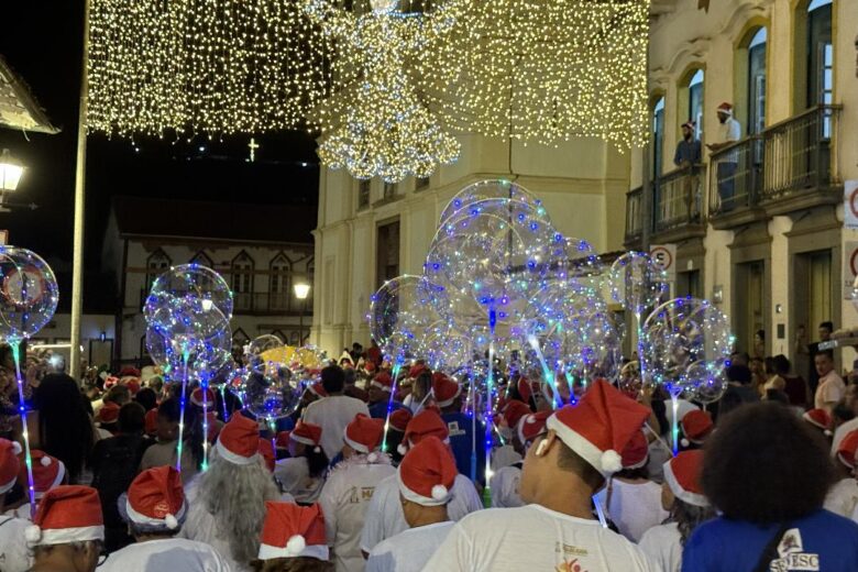 Natal de Mariana começa com acendimento das luzes e inauguração da Casa do Papai Noel