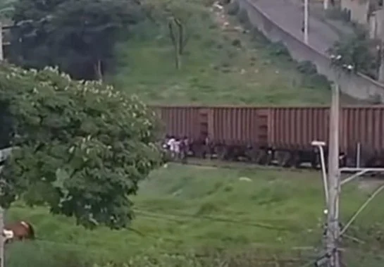 Mulher é atropelada por locomotiva em linha férrea de BH e levada ao Hospital João XXIII