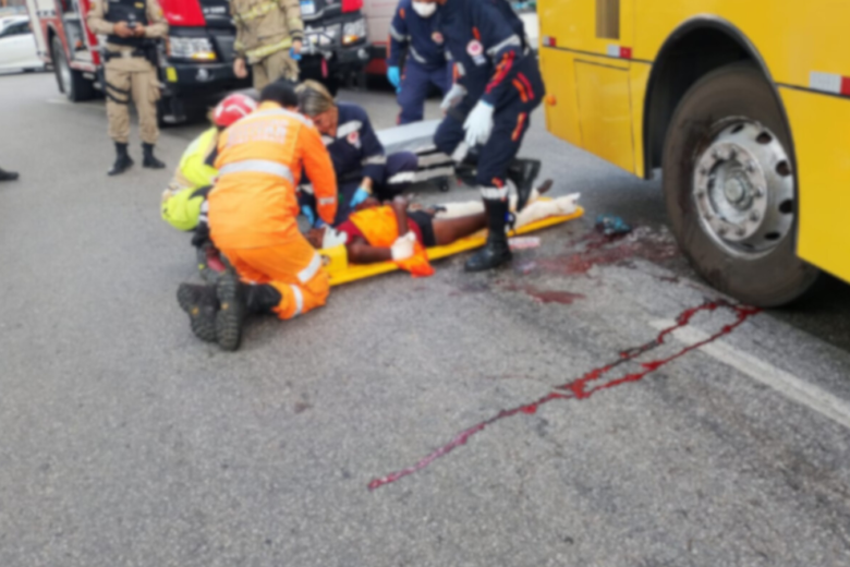 Mulher fica presa sob ônibus após atropelamento na Praça do Trabalhador, em Contagem
