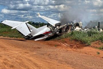 Avião com políticos faz pouso forçado e pega fogo, em RO