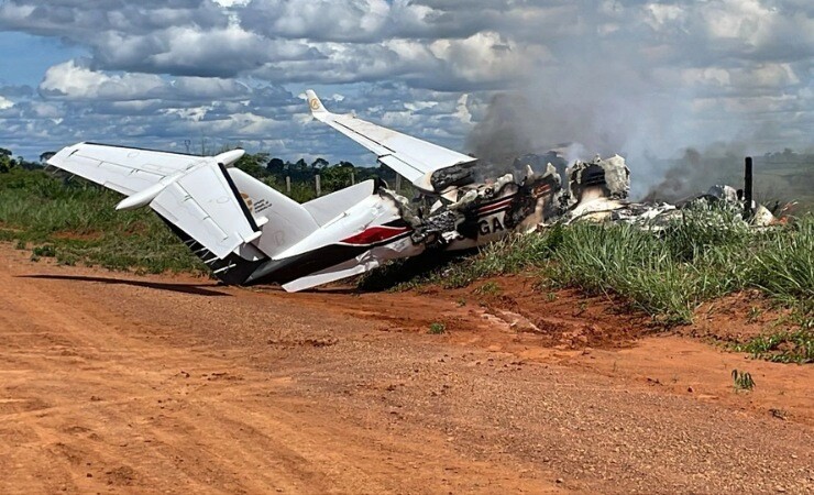 Avião com políticos faz pouso forçado e pega fogo, em RO