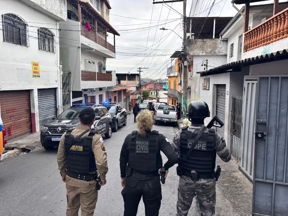 Operação mira facções e cumpre mandados em aglomerados de Belo Horizonte
