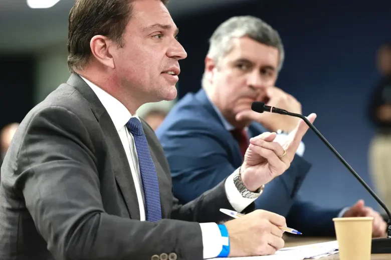 Ramagem pede que Motta submeta sua cassação à CCJ da Câmara enquanto busca asilo nos EUA