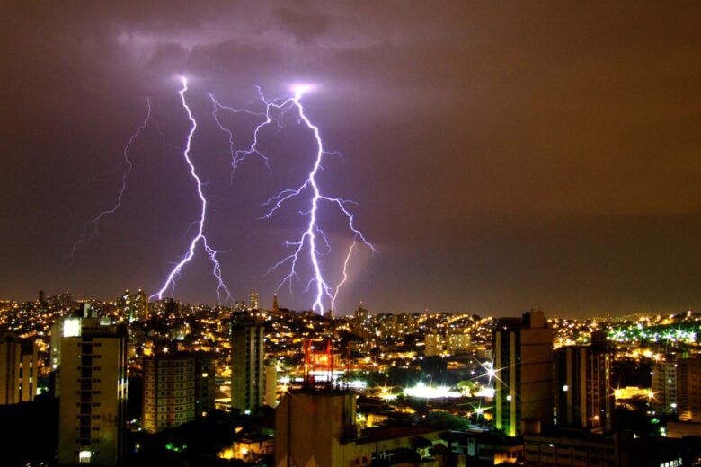 Cemig reforça alertas de segurança para tempestades e aumento de raios durante o período chuvoso