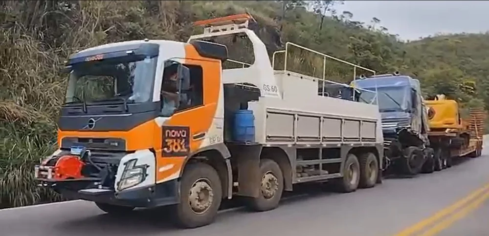 Trânsito na BR-381 é totalmente liberado após acidente com caminhões em Sabará