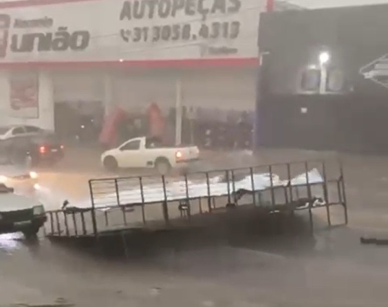 Tempestade com granizo e ventos fortes provoca estragos em João Monlevade