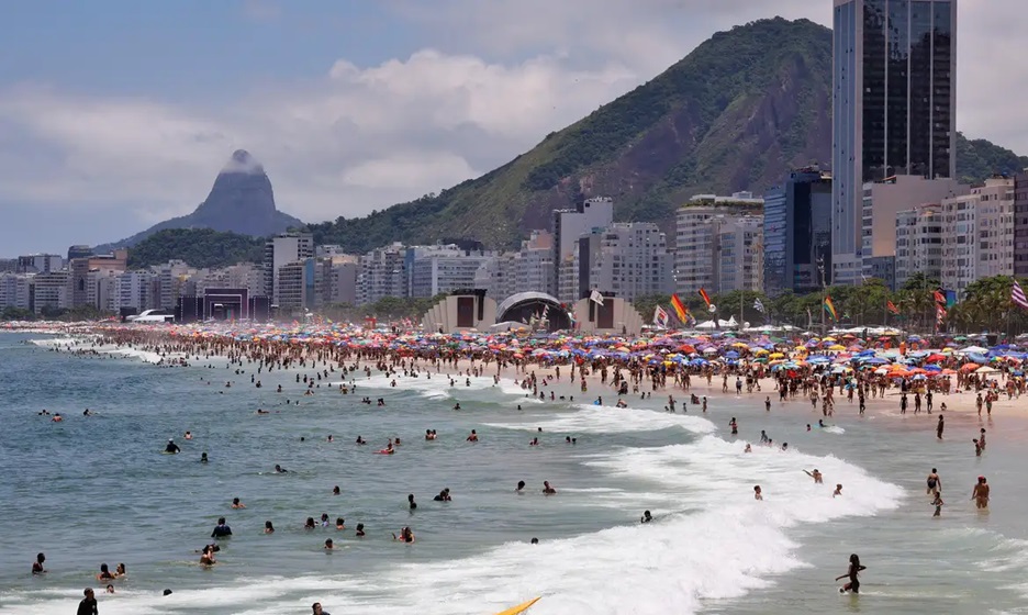 Ultraleve cai no mar de Copacabana, no Rio de Janeiro; corpo do piloto é resgatado