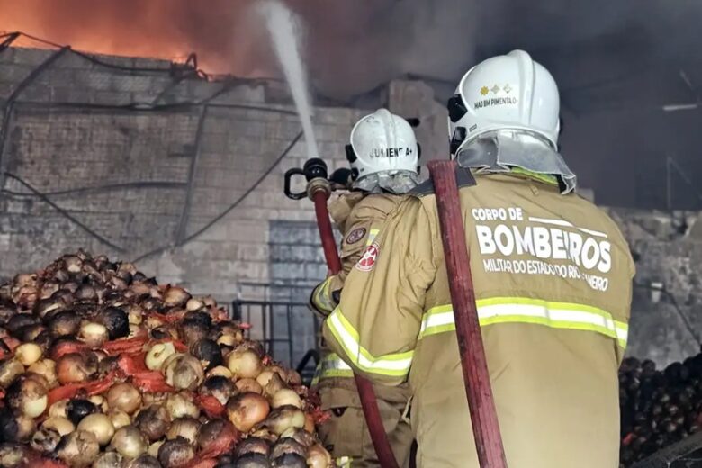 Incêndio de grandes proporções atinge Ceasa no Rio de Janeiro