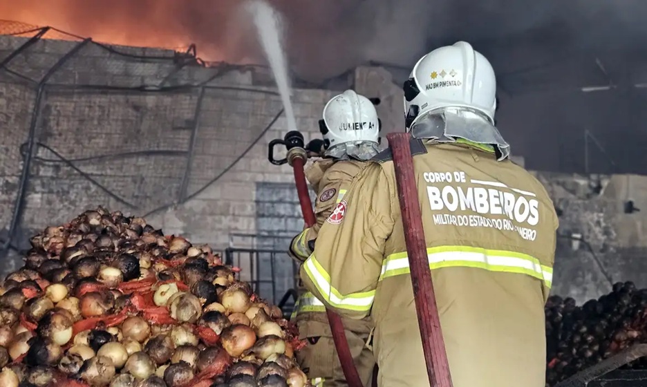 Incêndio de grandes proporções atinge Ceasa no Rio de Janeiro