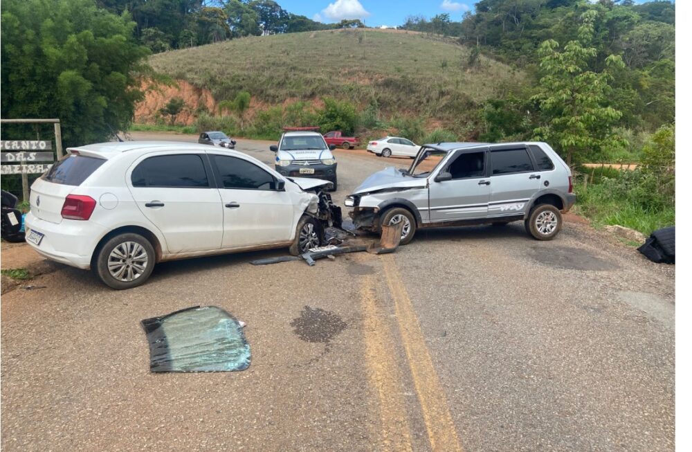 Colisão frontal deixa quatro feridos na AMG-1240, entre Itabira e o distrito Senhora do Carmo