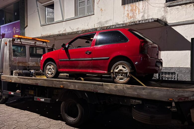 Carro furtado no ES é recuperado pela PM na BR-381, em Antônio Dias
