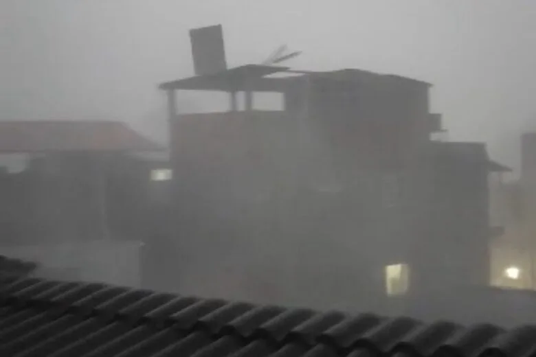 Forte chuva e queda de granizo causam danos em casas e suspendem aulas em escola de Santa Maria de Itabira