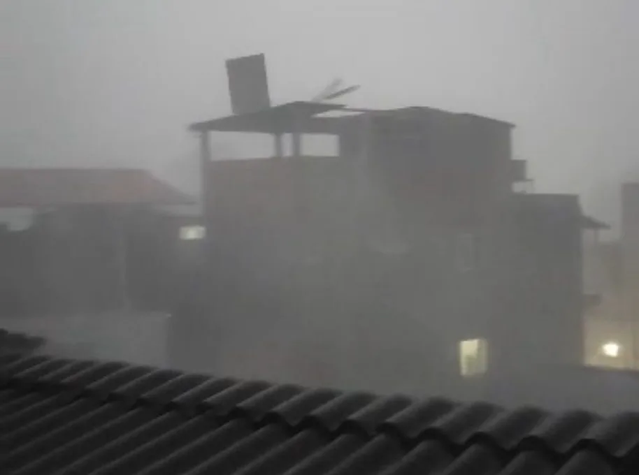 Forte chuva e queda de granizo causam danos em casas e suspendem aulas em escola de Santa Maria de Itabira