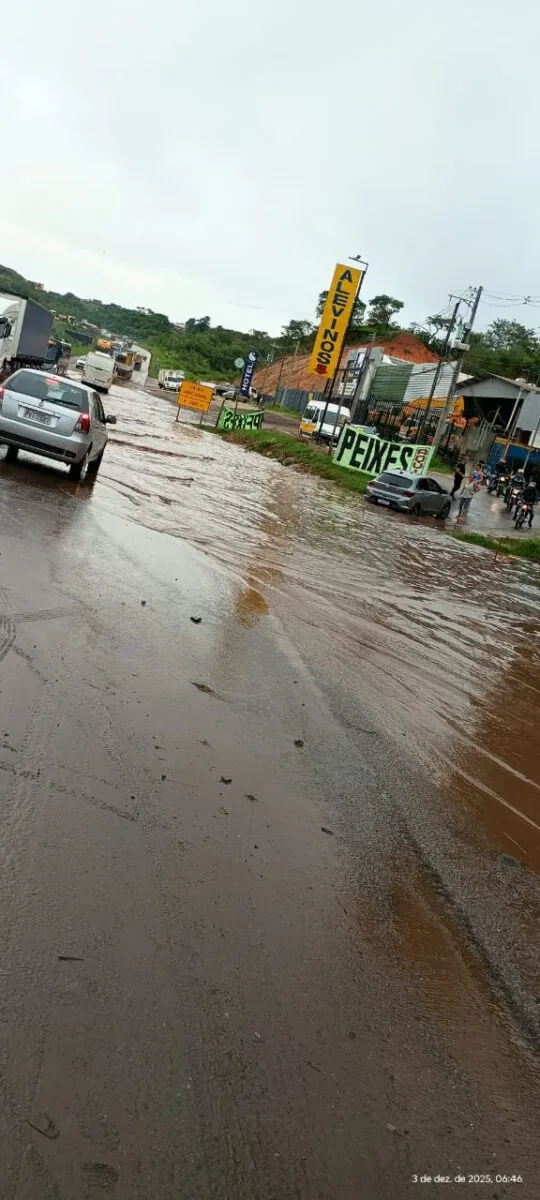 Alagamento interdita BR-381 em Sabará e provoca longos congestionamentos nos dois sentidos