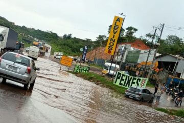 Alagamento interdita BR-381 em Sabará e provoca longos congestionamentos nos dois sentidos
