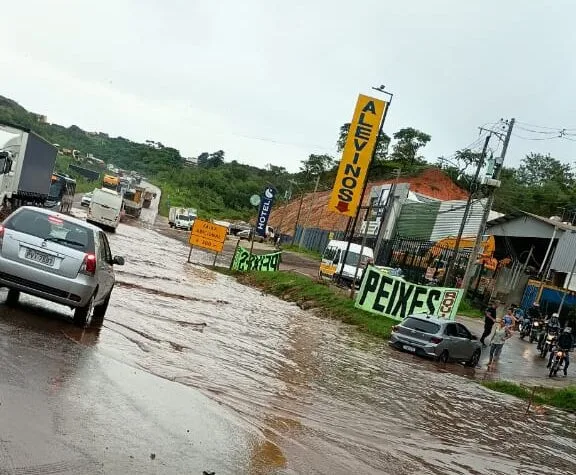 Alagamento interdita BR-381 em Sabará e provoca longos congestionamentos nos dois sentidos